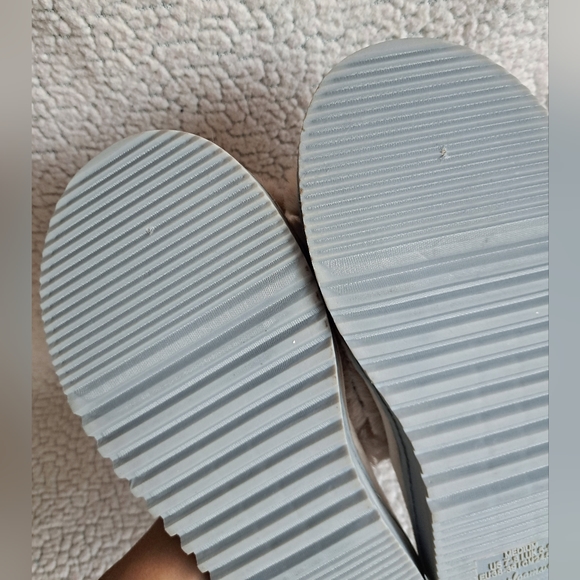 Women's Dearfoams Brown Fuzzy Slippers - Picture 7 of 8